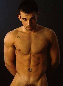 muscular hunk Vince shows his muscles for women